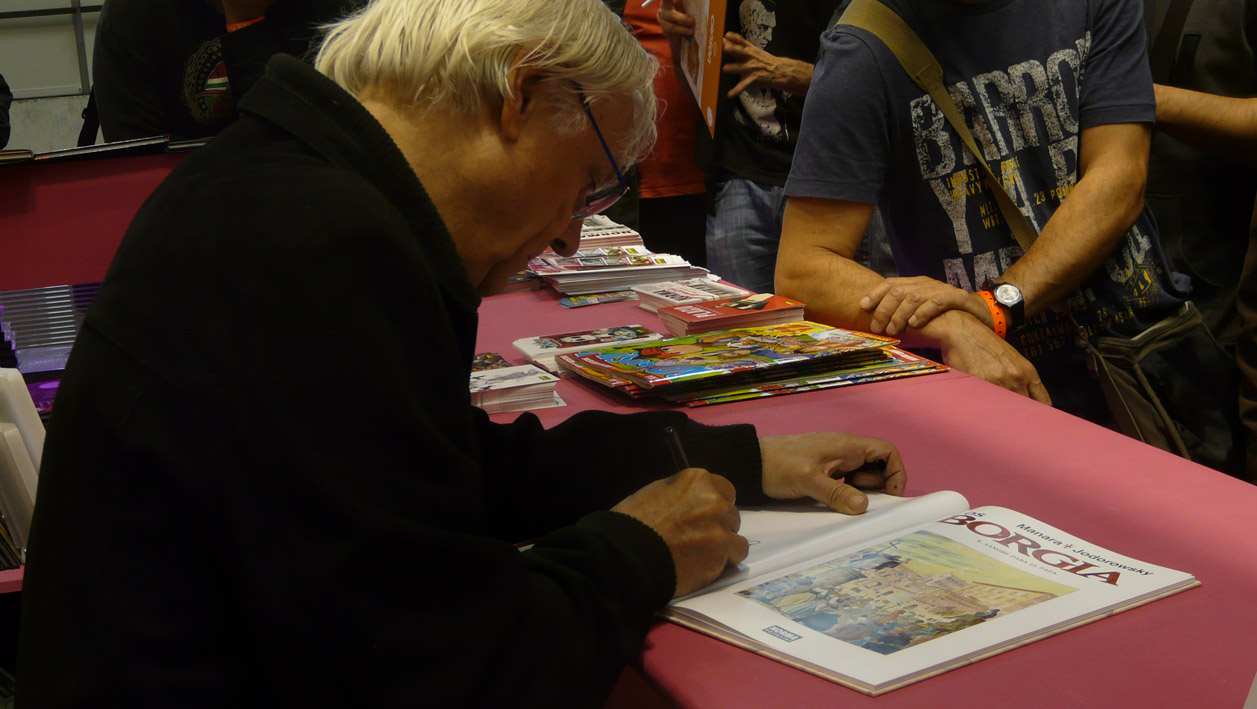 Milo Manara firmando en el Salón del Cómic 2012